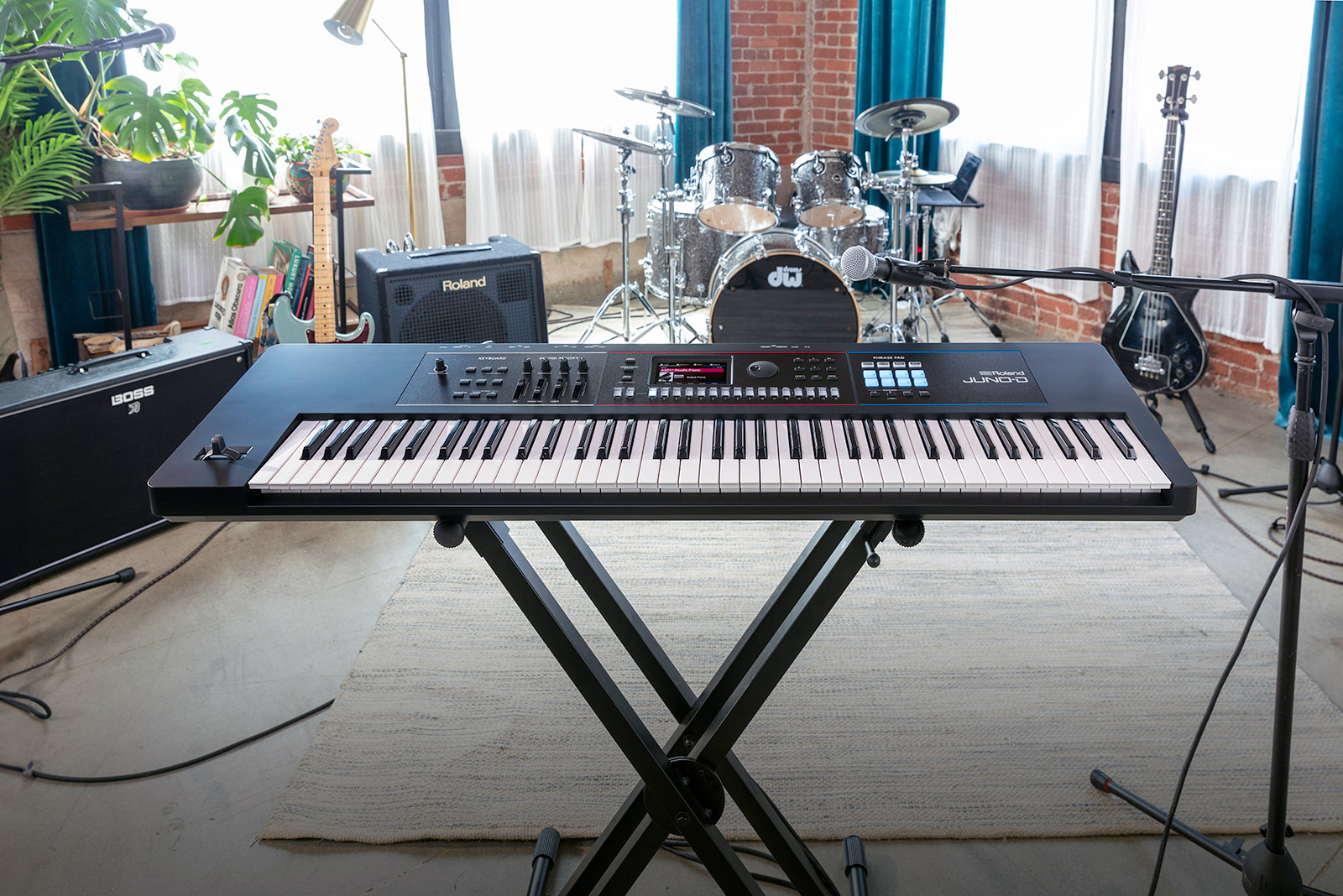 Read more about the article 【Roland】 JUNO-D7：輕巧便攜的多功能合成器，帶來無限創意音色